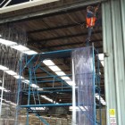 Trabajos en altura para armado y montaje de cortina industrial en lamas de pvc