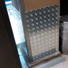 Instalación de revestimiento en placa de aluminio diamantada para salas de atención a público en supermercados