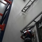 Instalación de revestimiento en paneles de poliestireno en interior de bodega de almacenaje industrial para habilitar cámara de refrigeración.