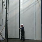 Fabricación y montaje de portón de 4,5 mts de altura en panel de poliestireno para cámara de refrigeración