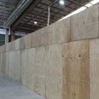 Reutilización e instalación de placas de madera terciada para segregar zonas de trabajo o utilizarlas como bodegas interiores.