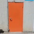 Mantención y reacondicionamiento (pintura naranja) para puertas de emergencia